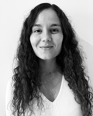 Cristina Herranz, terapeuta de Alba Barbero, sonriendo a cámara