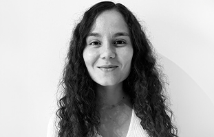 Cristina Herranz, terapeuta de Alba Barbero, sonriendo a cámara