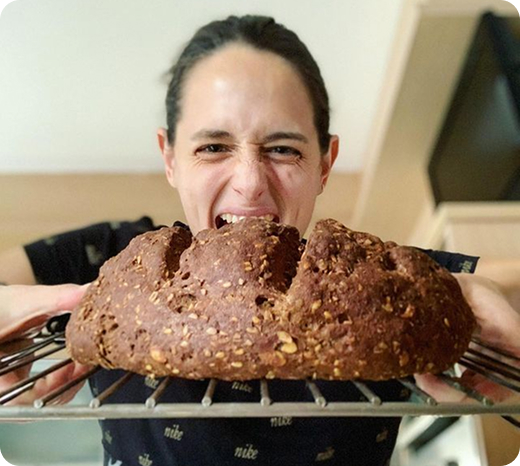 Alba Barbero sosteniendo un pan de semillas