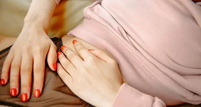Mujer abrazándose el vientre por endometriosis