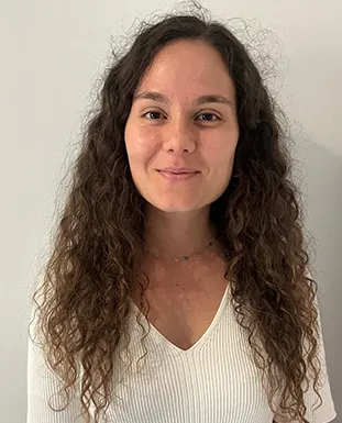 Cristina Herranz, terapeuta de Alba Barbero, sonriendo a cámara